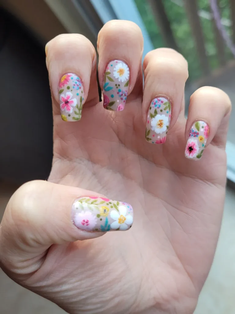  Nude Daisy Floral Nails