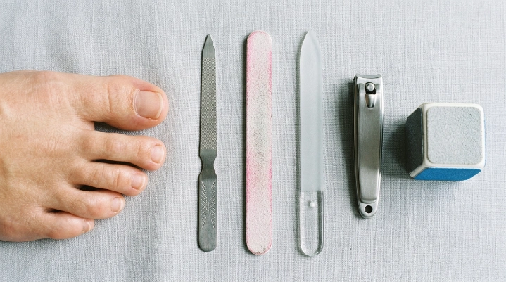 Gentle nail files for protecting natural toenails from damage