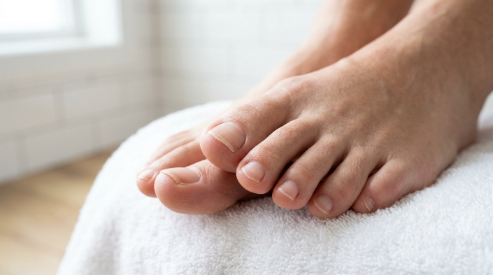 What causes weak toenails with brittle and splitting nail edges